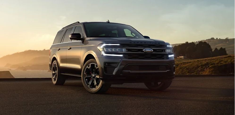 A charcoal gray 2022 Ford Expedition parked with trees in the background. | Ford service around Little Rock, AR.