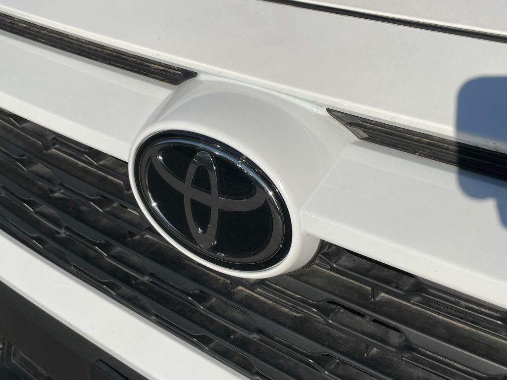 2025 Toyota RAV4 LE - WIRELESS APPLE CARPLAY / 30 MPG