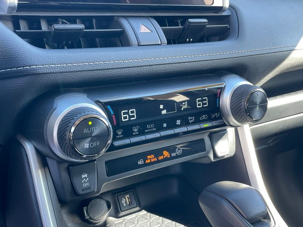 2024 Toyota RAV4 XLE - WIRELESS CARPLAY / BLIND SPOT MONITOR