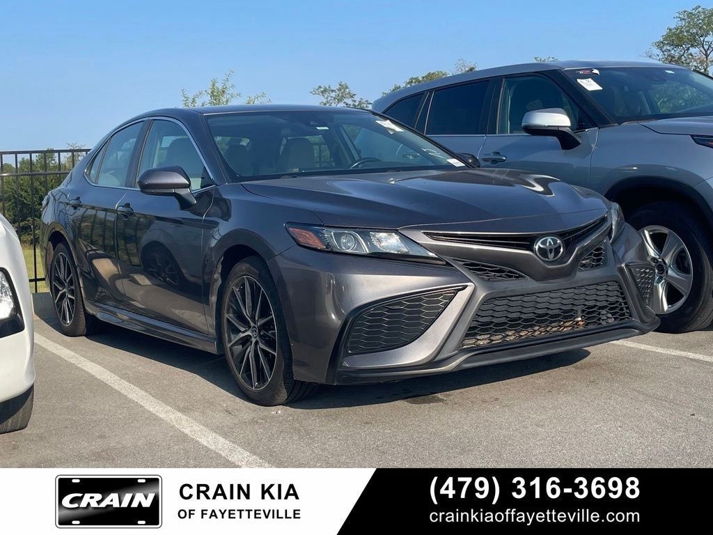 2021 Toyota Camry SE - 39 MPG / APPLE CARPLAY