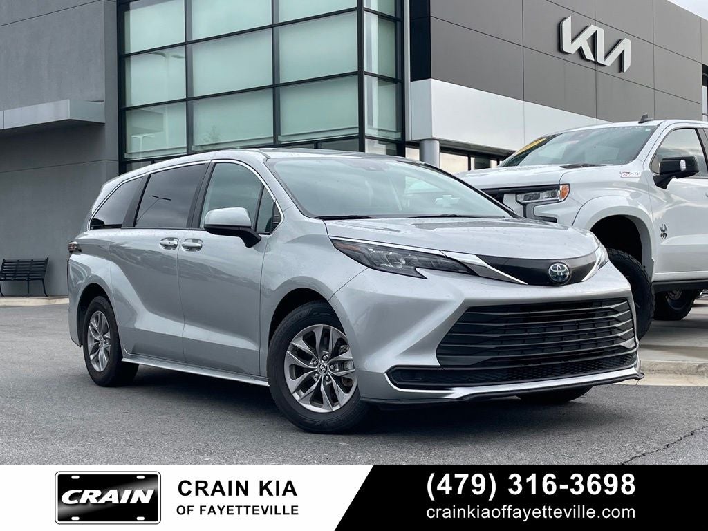 2025 Toyota Sienna LE 8 Passenger - 36 MPG / WIRELESS CARPLAY