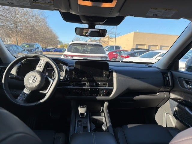 2025 Nissan Pathfinder SL