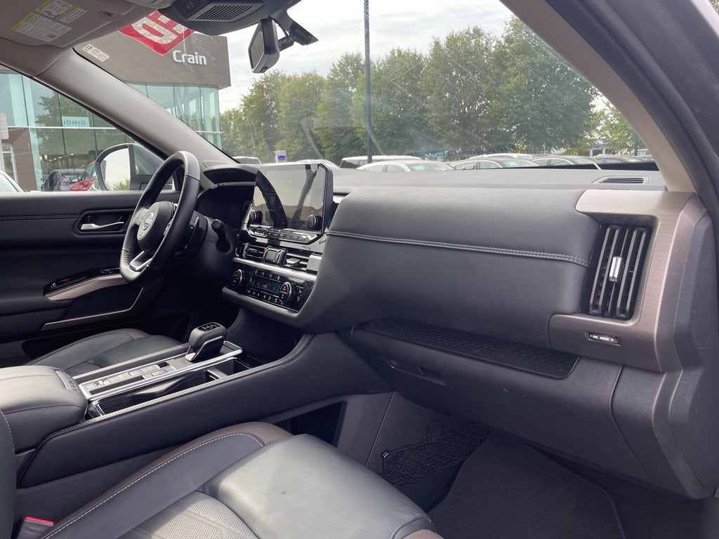2025 Nissan Pathfinder Platinum Pano Roof, Leather, One Owner, Third Row
