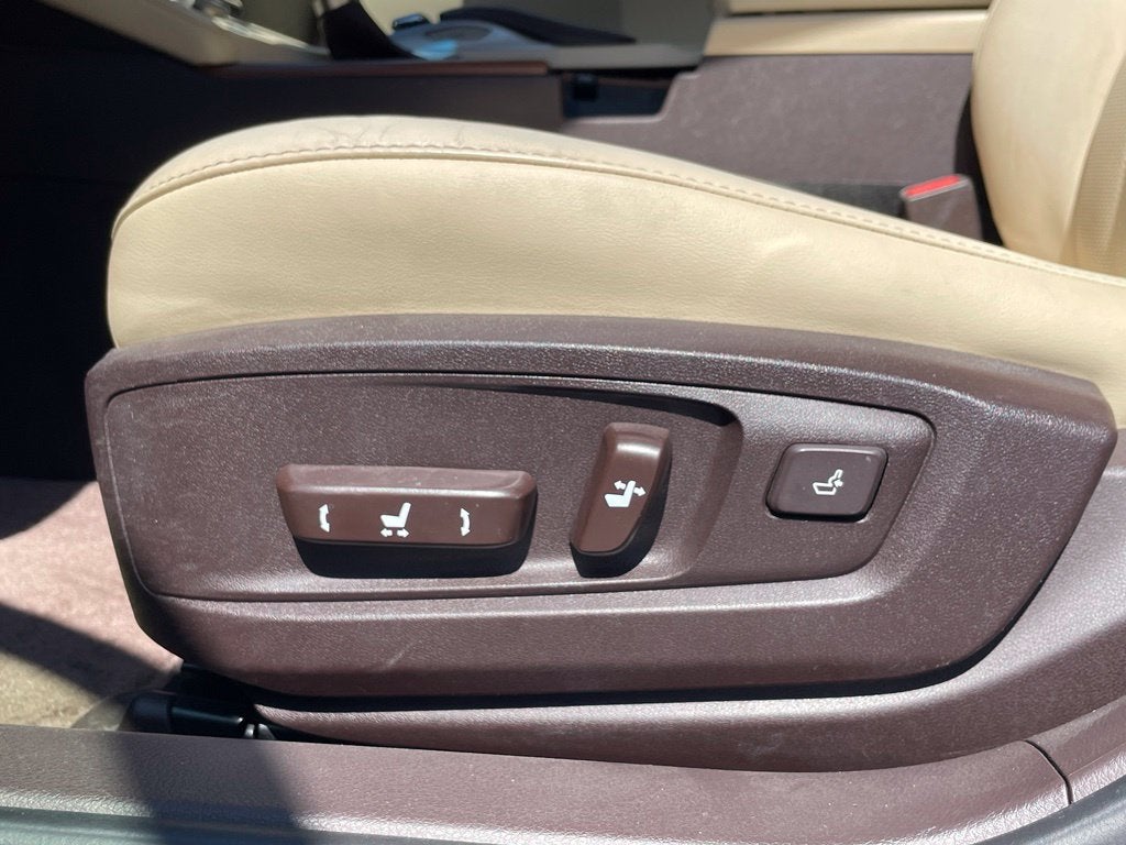2016 Lexus ES 300h Luxury Pkg, Navi, Adaptive Cruise, Parking Sensors