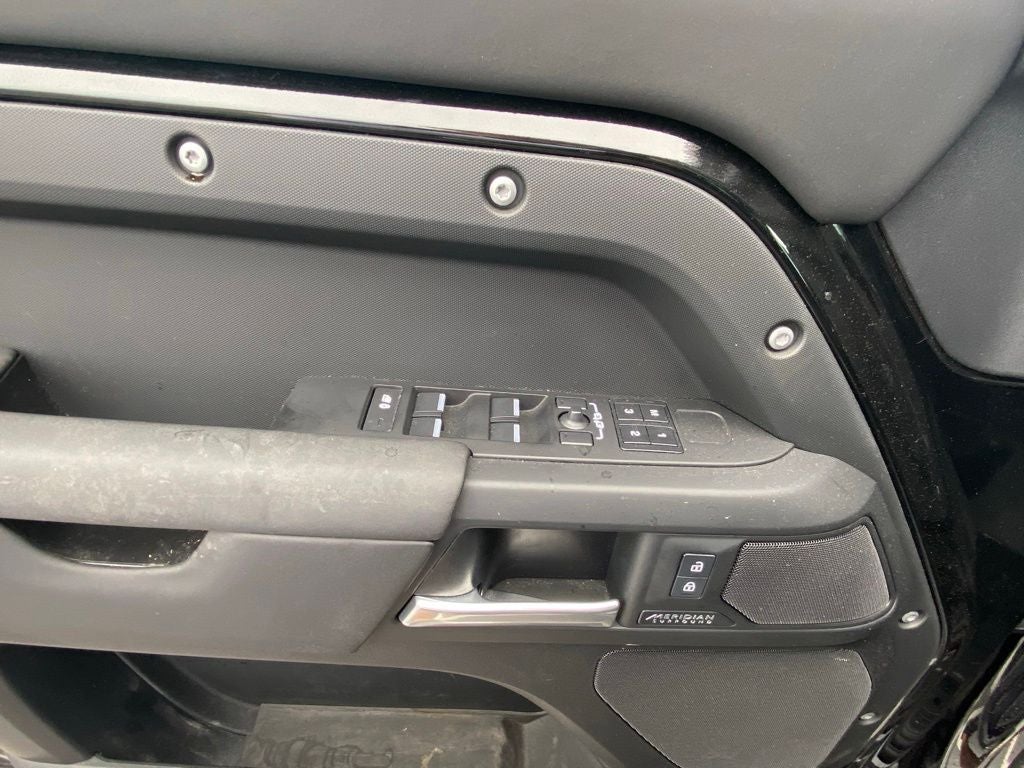 2025 Land Rover Defender 130 Outbound