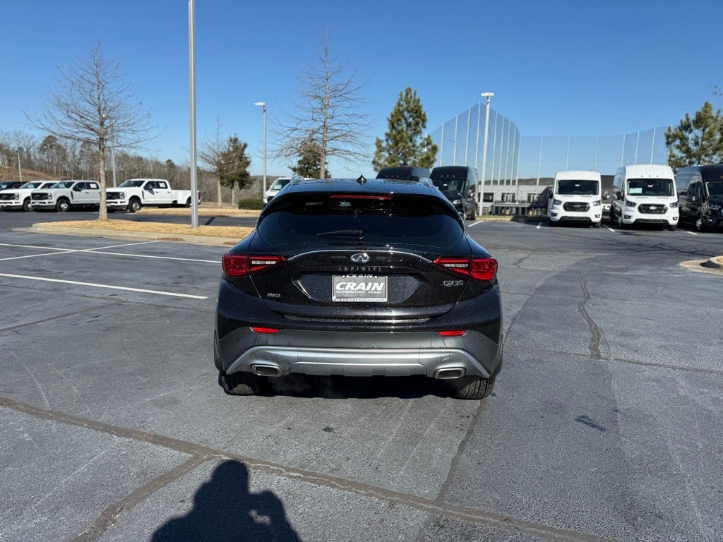 2017 INFINITI QX30 Premium