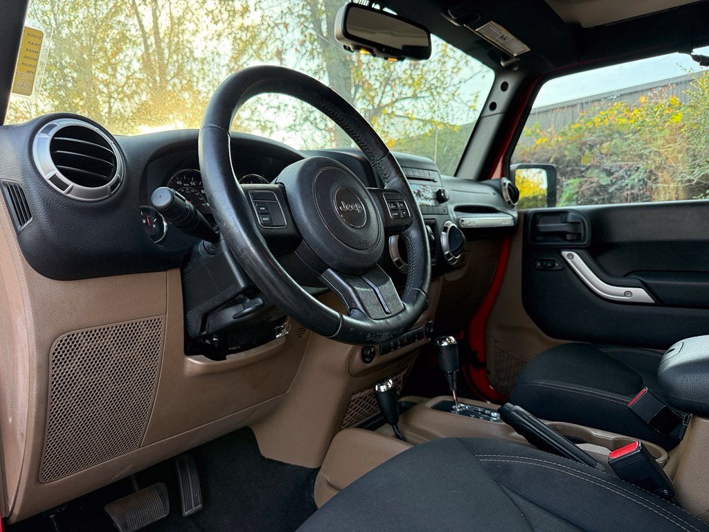 2016 Jeep Wrangler Unlimited Sahara - 4WD / CARFAX ONE OWNER