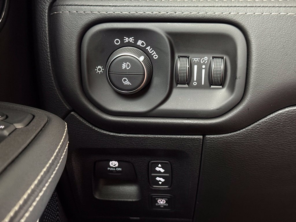 2026 RAM 1500 Limited - 4WD / PANORAMIC SUNROOF / CLEAN CARFAX