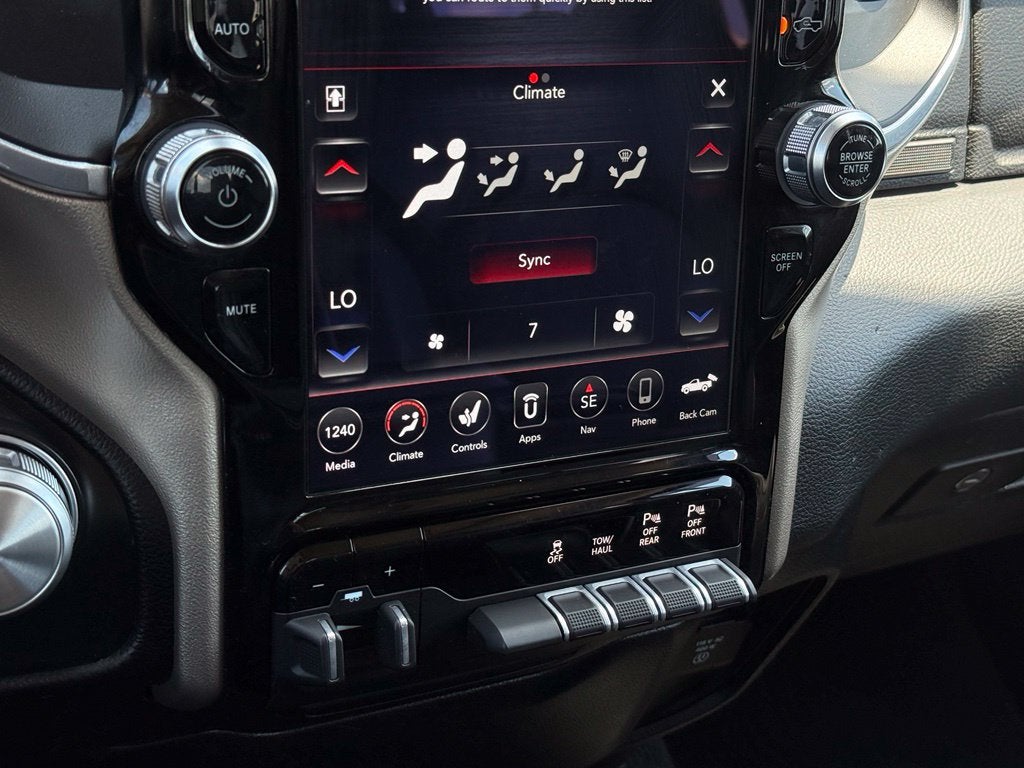 2021 RAM 1500 Laramie - 4WD / PANORAMIC SUNROOF / CLEAN CARFAX