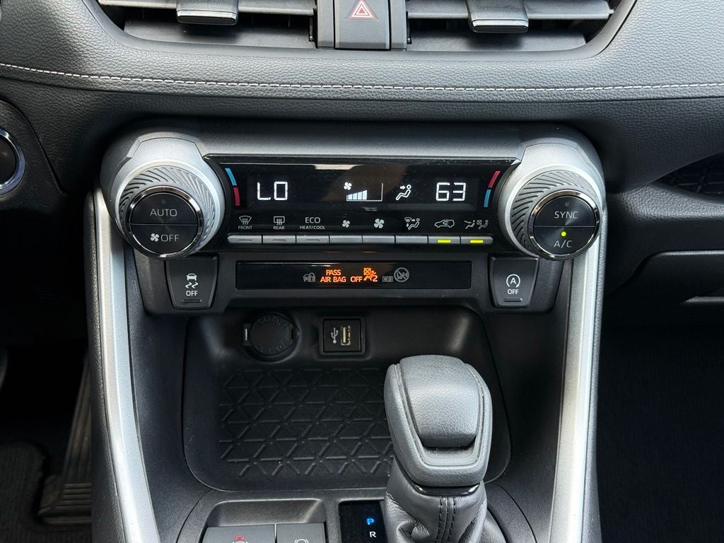 2024 Toyota RAV4 XLE - CLEAN CARFAX / ONE OWNER