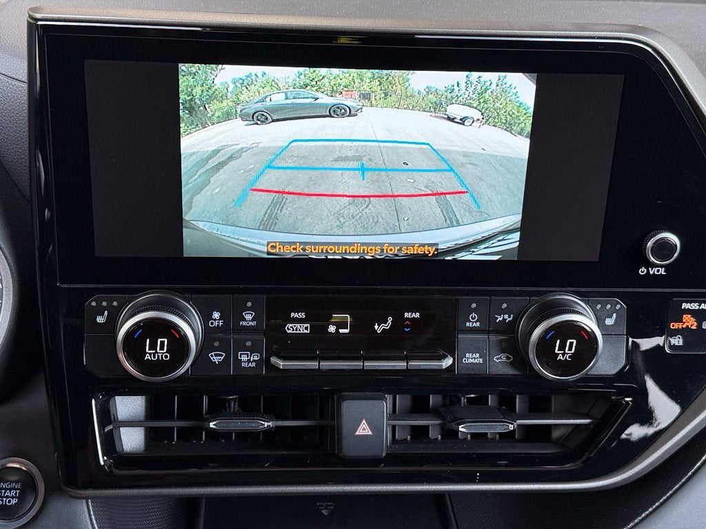 2025 Toyota Highlander XLE - AWD / SUNROOF / CLEAN CARFAX