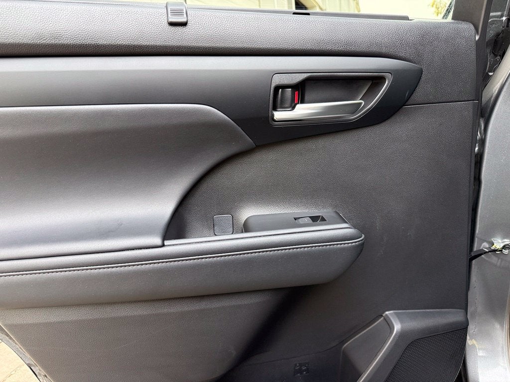 2025 Toyota Highlander XLE - AWD / SUNROOF / CLEAN CARFAX