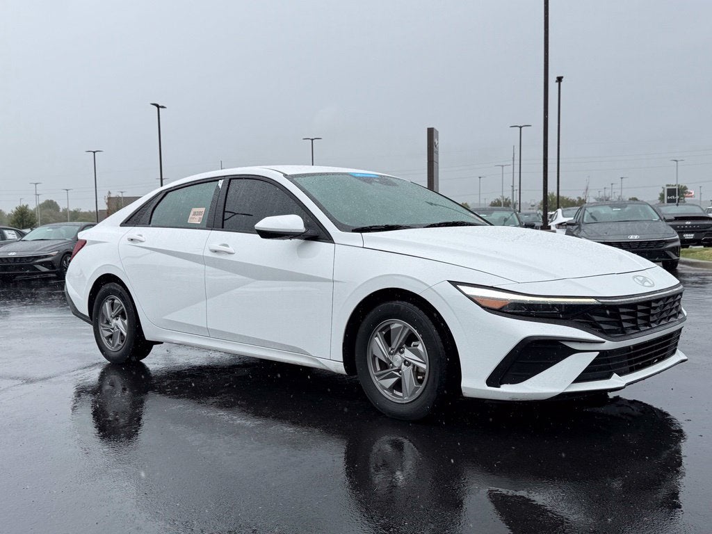 2025 Hyundai Elantra SE