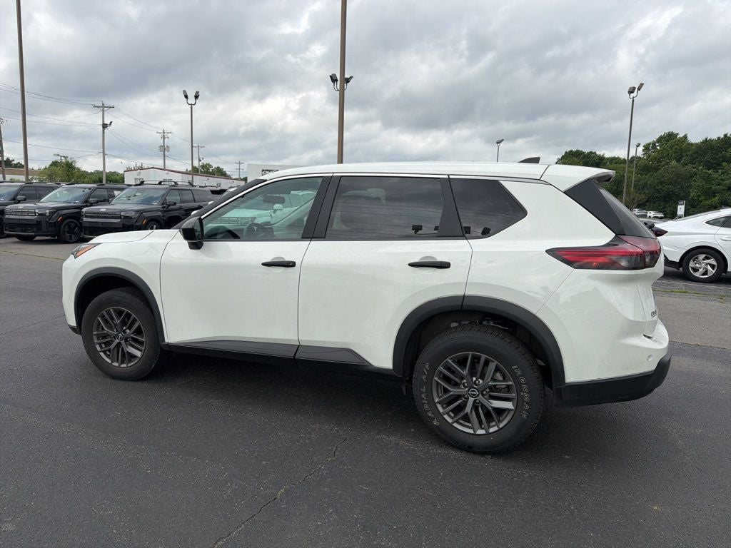 2024 Nissan Rogue S 1-Owner / Blind Spot / Rear Parking Sensors