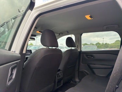 2024 Nissan Rogue S 1-Owner / Blind Spot / Rear Parking Sensors