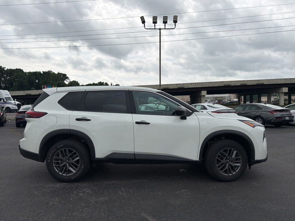 2024 Nissan Rogue S 1-Owner / Blind Spot / Rear Parking Sensors
