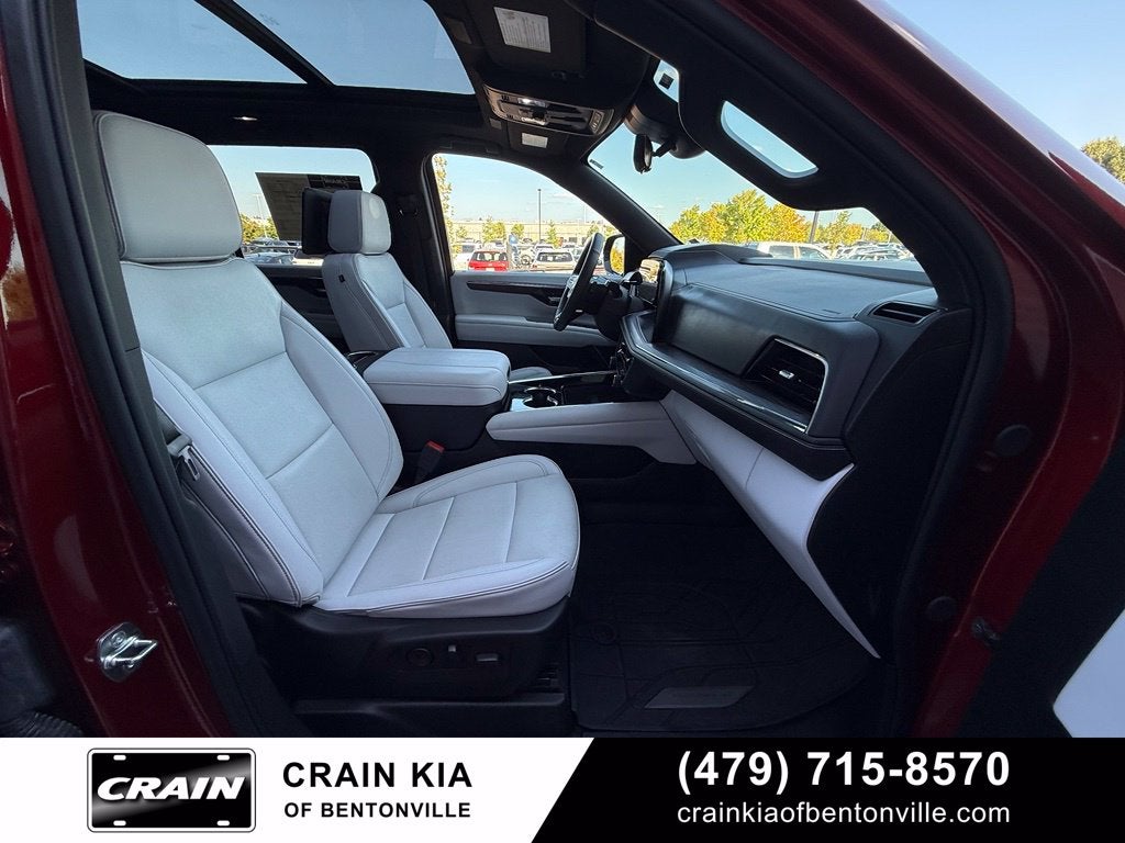 2025 Chevrolet Suburban Premier - 4WD / PANORAMIC SUNROOF / CLEAN CARFAX