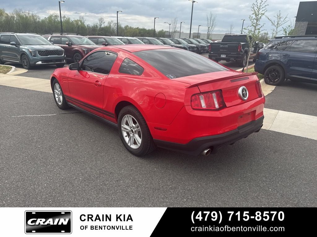 2011 Ford Mustang V6 - CLEAN CARFAX