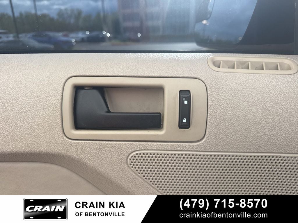 2011 Ford Mustang V6 - CLEAN CARFAX