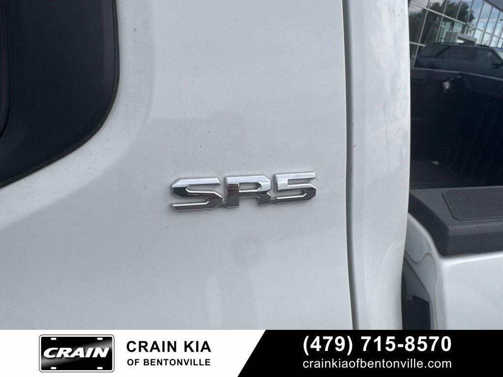 2024 Toyota Tacoma SR5 - 4WD / CLEAN CARFAX