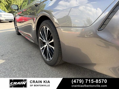 2019 Toyota Camry SE - SUNROOF / CLEAN CARFAX