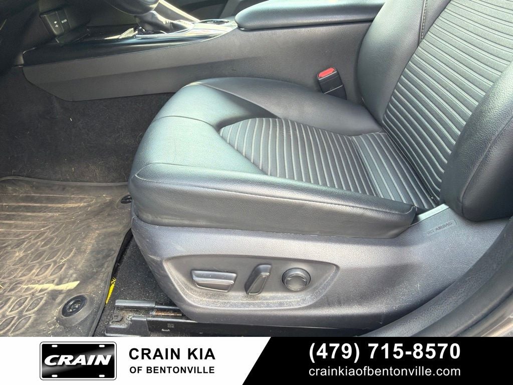 2019 Toyota Camry SE - SUNROOF / CLEAN CARFAX