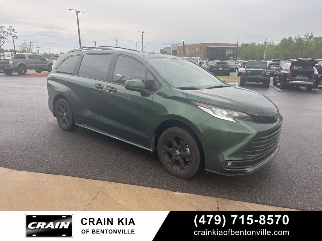 2025 Toyota Sienna Woodland Edition - AWD / DVD / SUNROOF