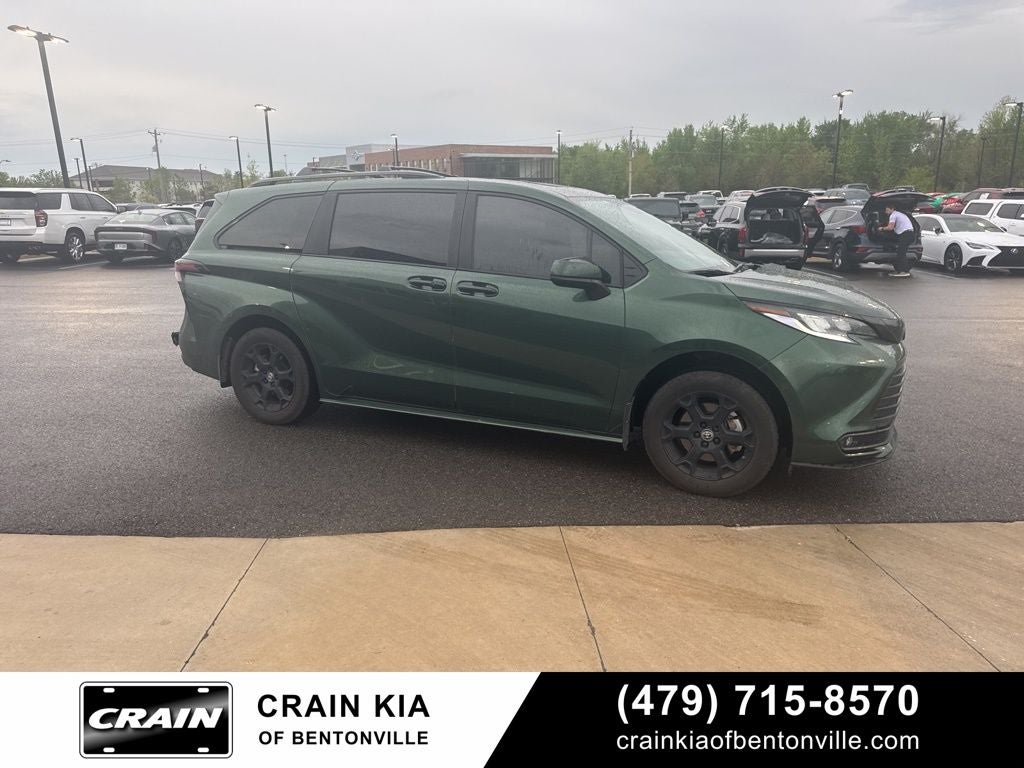 2025 Toyota Sienna Woodland Edition - AWD / DVD / SUNROOF