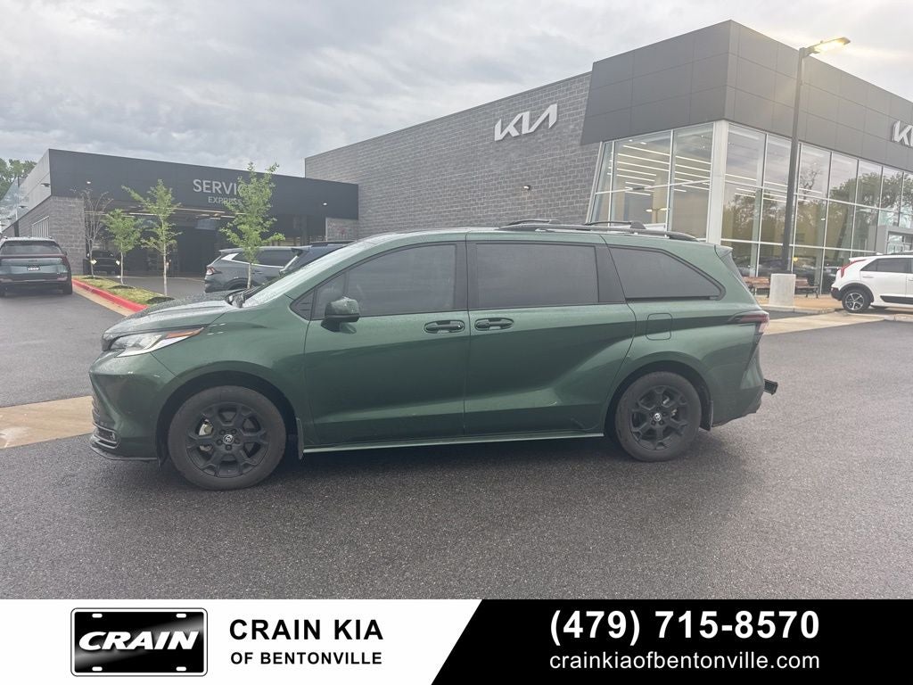 2025 Toyota Sienna Woodland Edition - AWD / DVD / SUNROOF