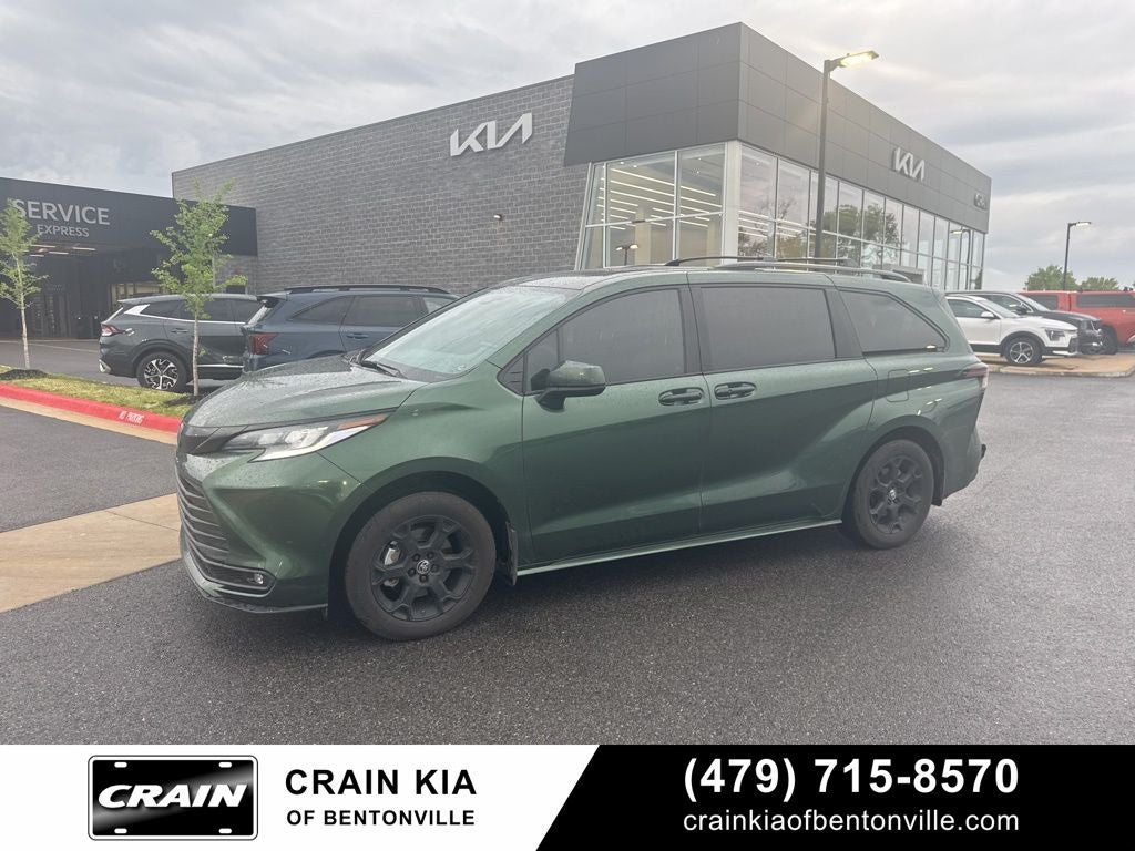 2025 Toyota Sienna Woodland Edition - AWD / DVD / SUNROOF