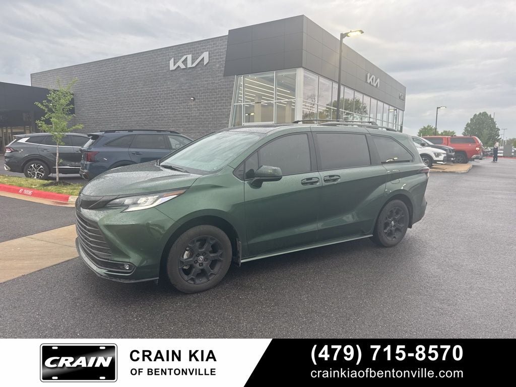 2025 Toyota Sienna Woodland Edition - AWD / DVD / SUNROOF