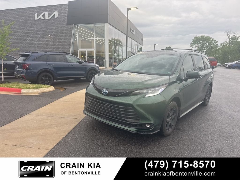 2025 Toyota Sienna Woodland Edition - AWD / DVD / SUNROOF