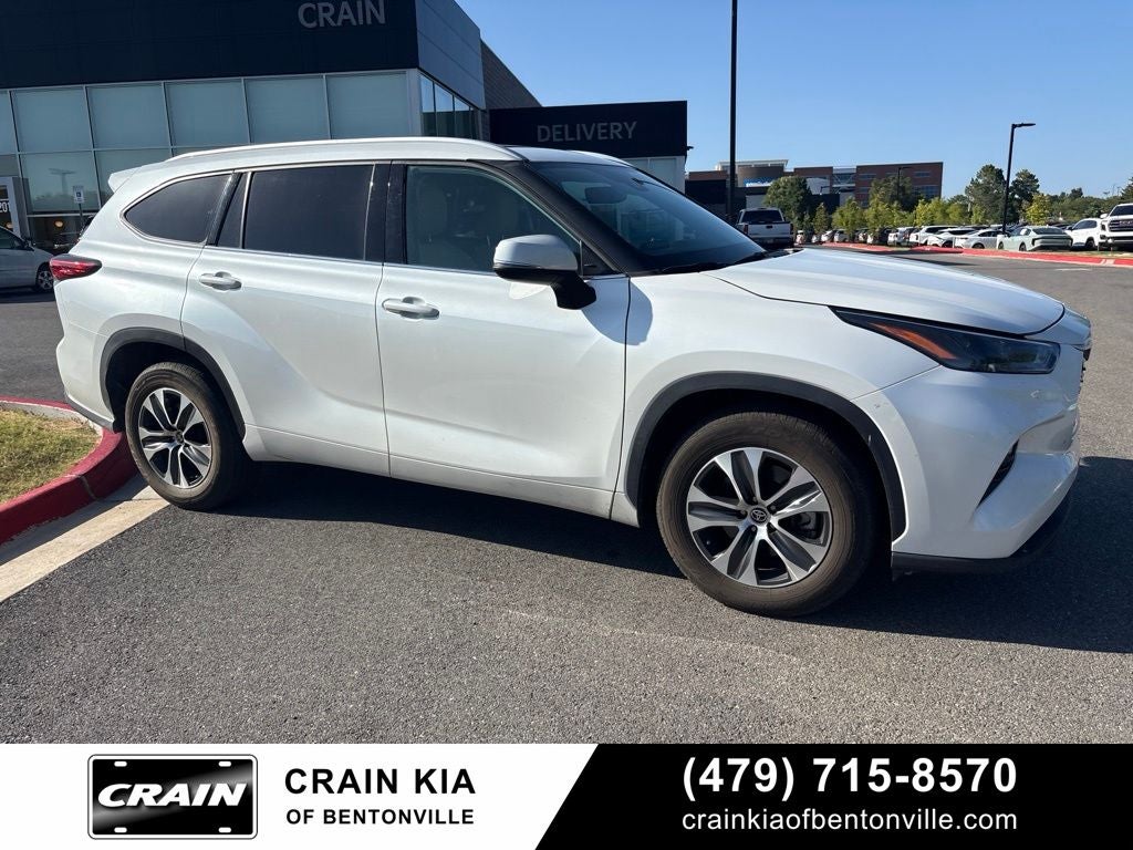 2022 Toyota Highlander XLE - SUNROOF / CLEAN CARFAX / ONE OWNER
