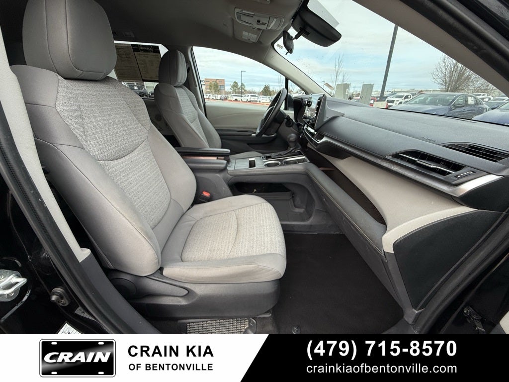 2022 Toyota Sienna LE 8 Passenger - CLEAN CARFAX