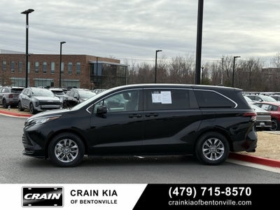 2022 Toyota Sienna LE 8 Passenger - CLEAN CARFAX