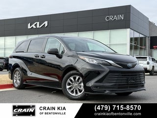 2022 Toyota Sienna LE 8 Passenger - CLEAN CARFAX