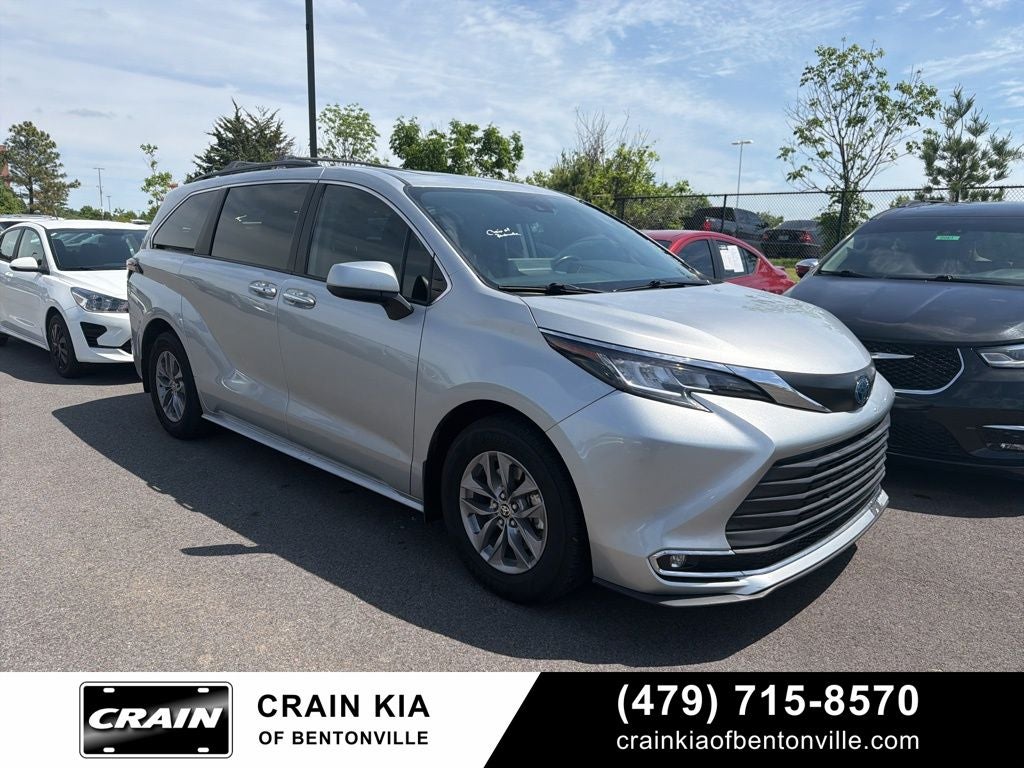 2022 Toyota Sienna XLE 8 Passenger - CARFAX ONE OWNER