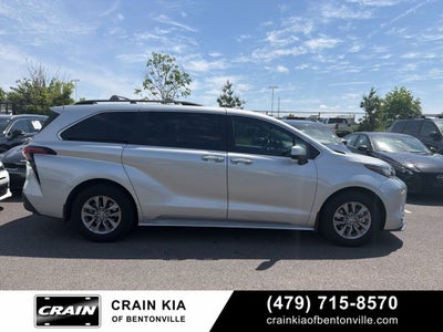 2022 Toyota Sienna XLE 8 Passenger - CARFAX ONE OWNER
