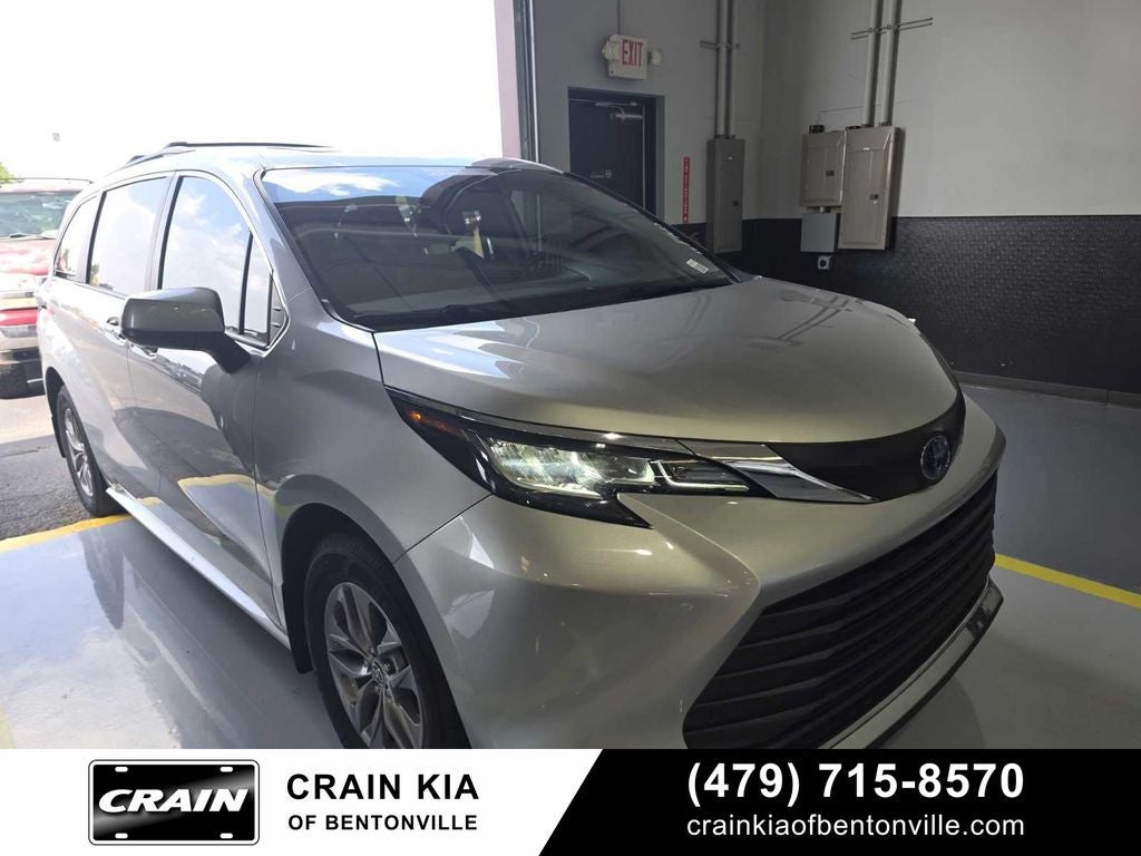 2022 Toyota Sienna XLE 8 Passenger - CARFAX ONE OWNER
