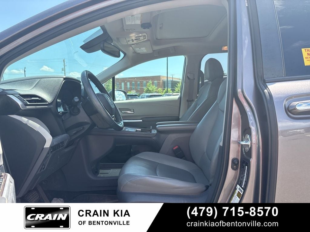 2021 Toyota Sienna XLE 8 Passenger / CLEAN CARFAX