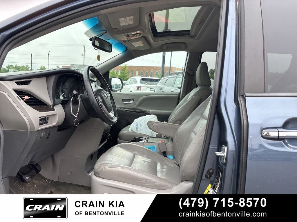 2017 Toyota Sienna XLE - SUNROOF / CLEAN CARFAX / LOW MILES!