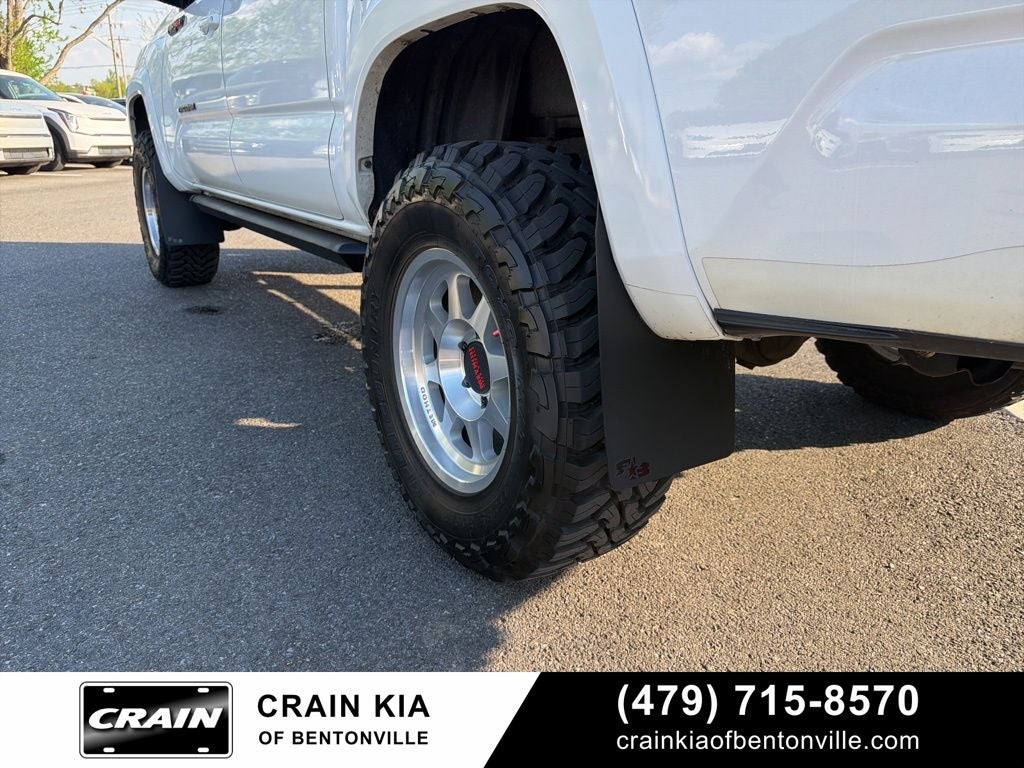 2021 Toyota Tacoma SR5 V6 - 4WD / CLEAN CARFAX / LIFTED!