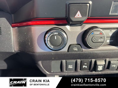 2021 Toyota Tacoma SR5 V6 - 4WD / CLEAN CARFAX / LIFTED!