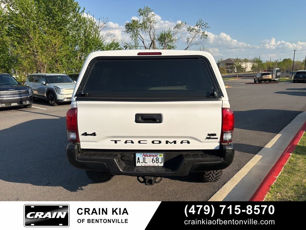 2021 Toyota Tacoma SR5 V6 - 4WD / CLEAN CARFAX / LIFTED!