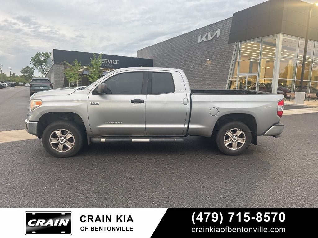 2015 Toyota Tundra SR5 - 4WD / CLEAN CARFAX HISTORY