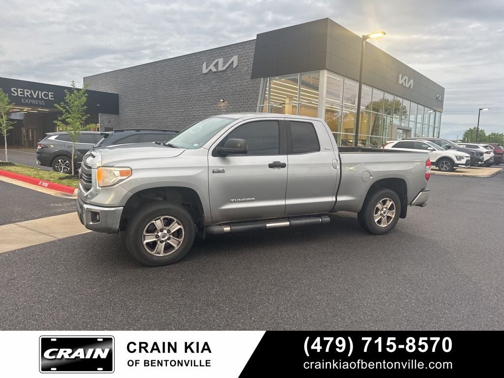 2015 Toyota Tundra SR5 - 4WD / CLEAN CARFAX HISTORY