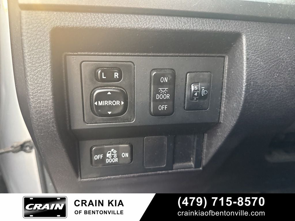 2015 Toyota Tundra SR5 - 4WD / CLEAN CARFAX HISTORY