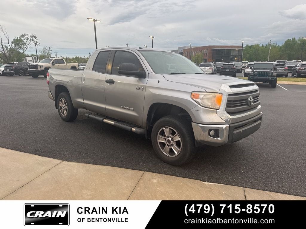 2015 Toyota Tundra SR5 - 4WD / CLEAN CARFAX HISTORY