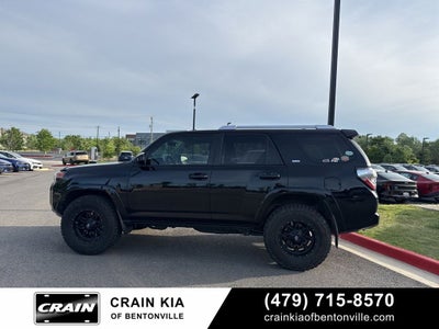 2017 Toyota 4Runner SR5 - 4WD / LIFTED!
