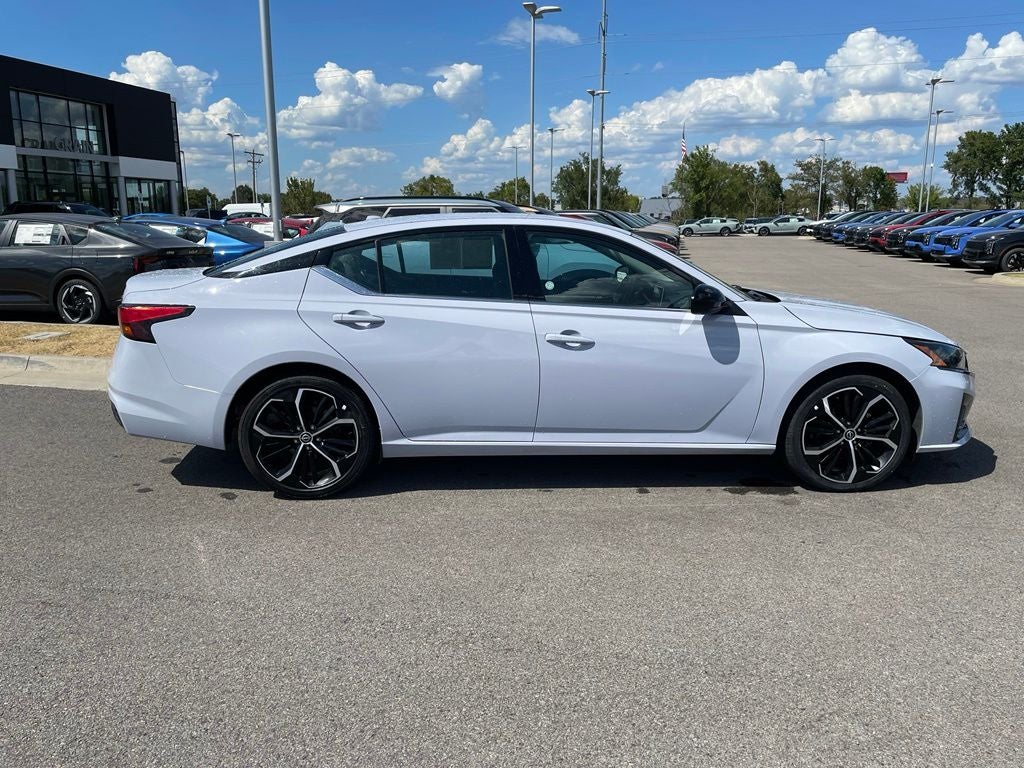 2025 Nissan Altima 2.5 SR ONE OWNER / POWER DRIVERS SEAT / BLIND SPOT
